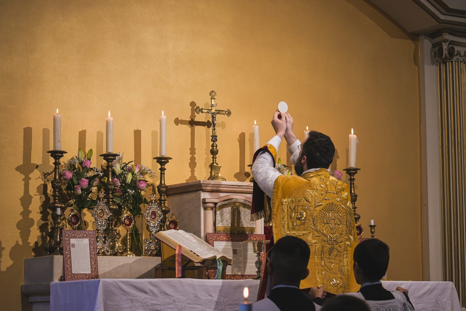 Élévation de l'hostie lors de la messe traditionnelle à la Chapelle Saint-Augustin, Lausanne (FSSP, rite tridentin)