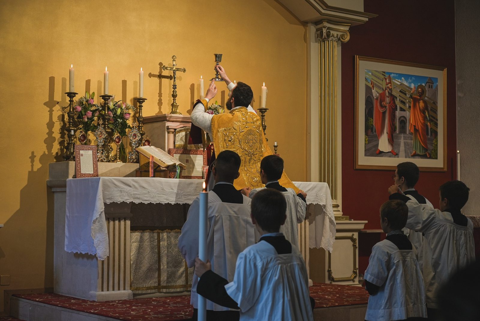 Élévation du calice, servants de messe