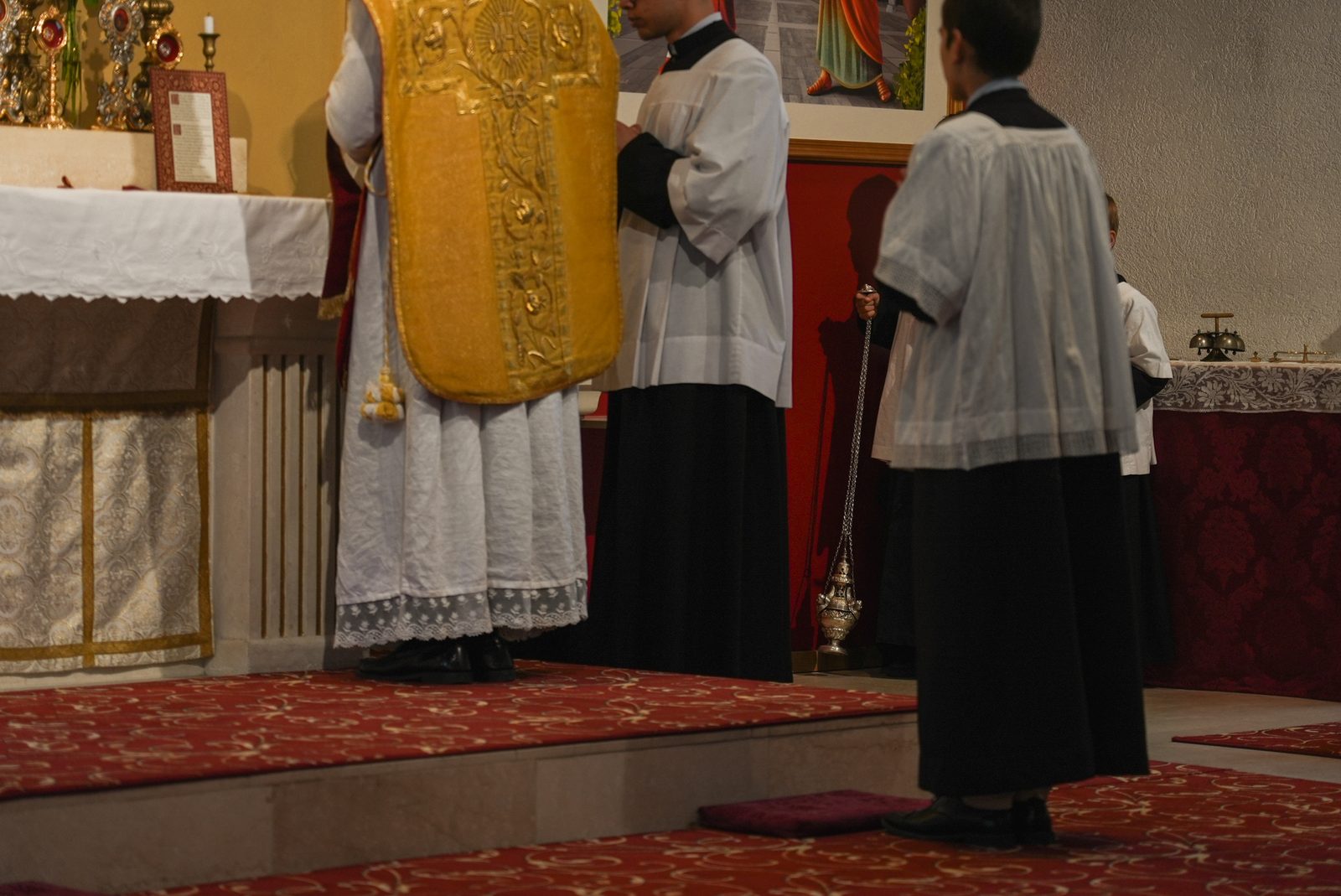 Encensement pendant la messe, thuriféraire et servants