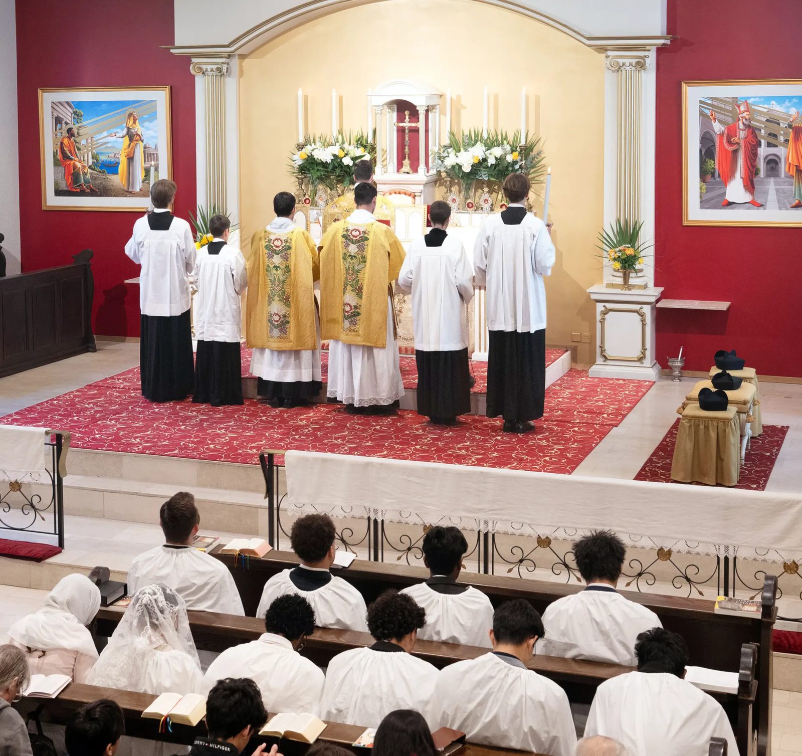 Messe solennelle de Pâques, prêtres en chasubles dorées