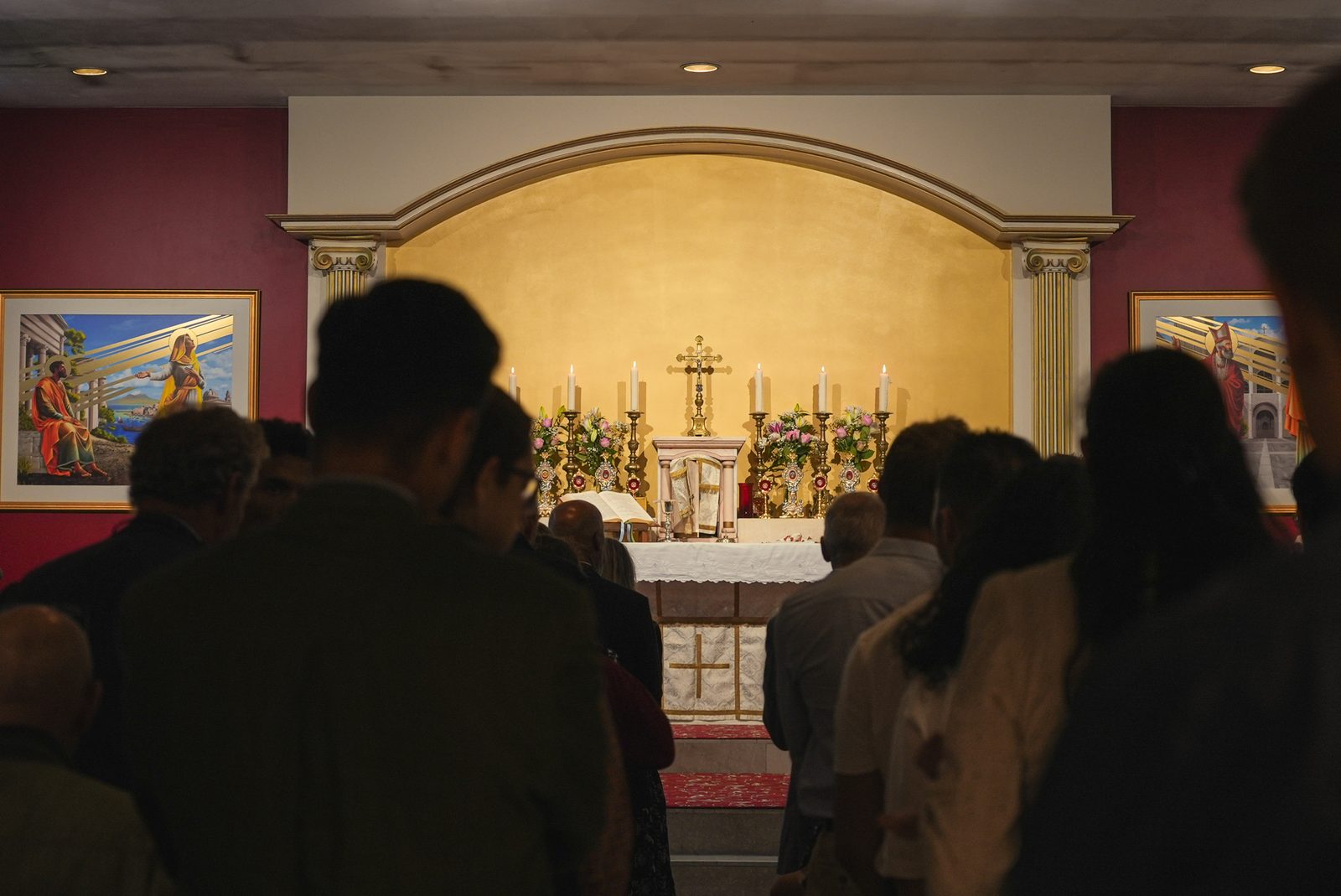 L'assemblée devant l'abside dorée de la Chapelle Saint-Augustin